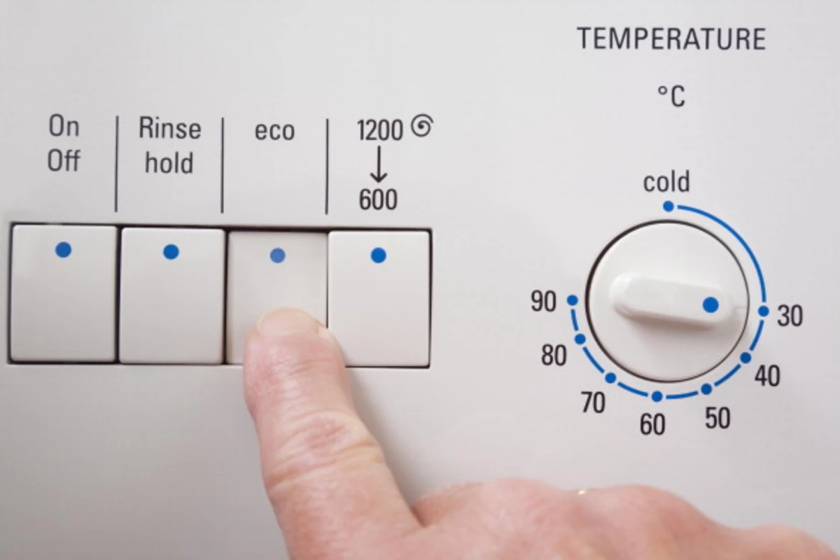 Dit programma is bedoeld om de kosten voor water en elektriciteit te verlagen. Het verlaagt de temperatuur van het waswater en maakt gebruik van de sensoren van de machine om het watervolume automatisch aan te passen aan de vulling.