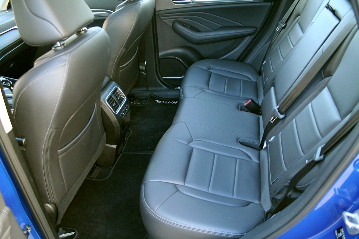 Vooraangedreven auto's hebben geen uitsparing in de vloer van de achterbank