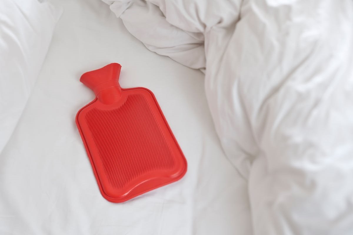 warmwaterkruik op het bed