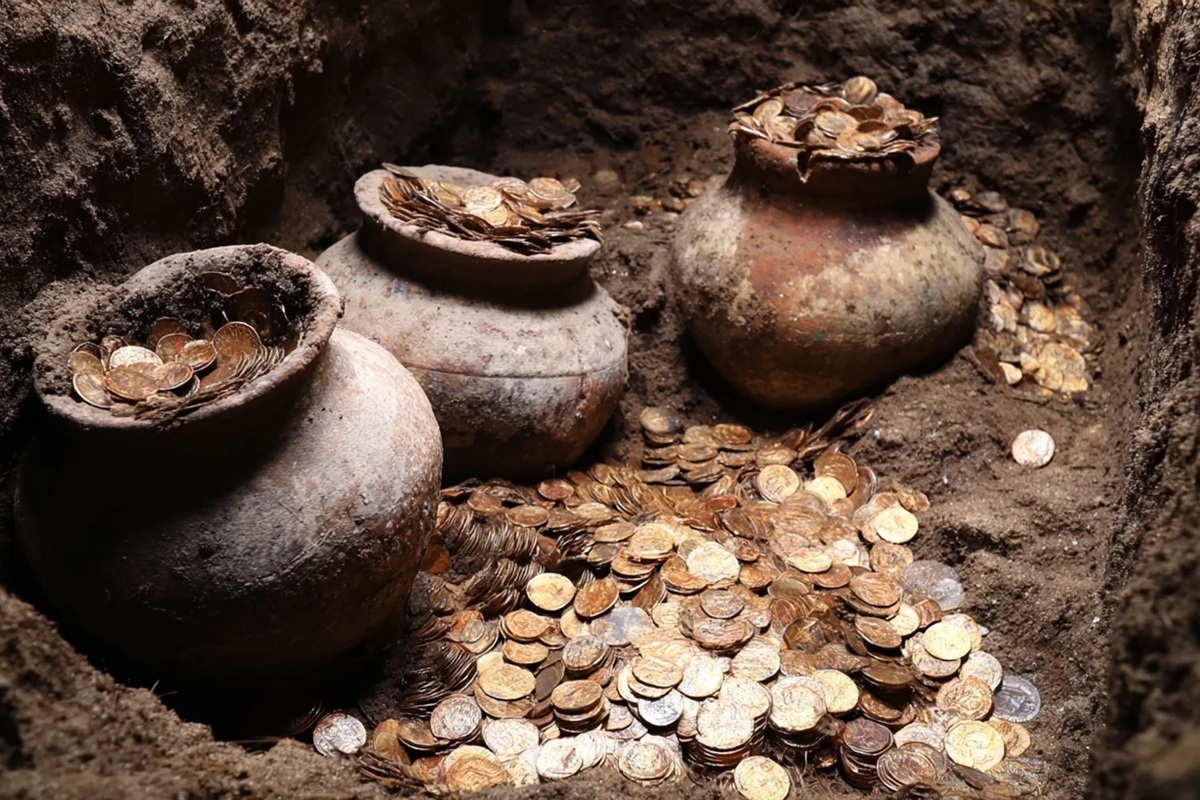 In tegenstelling tot schatten die in allerijl werden verborgen, lijken deze amforen namelijk methodisch in toegankelijke kuilen te zijn geplaatst, wat wijst op een weloverwogen daad.