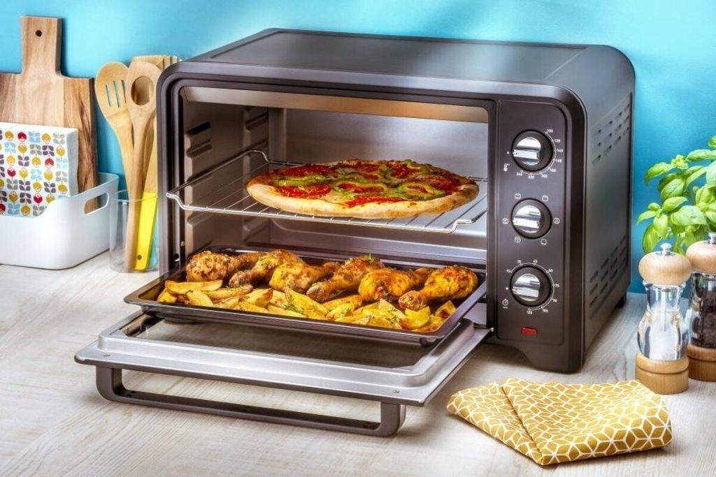 In tegenstelling tot een magnetron wordt het eten in een convectieoven gelijkmatiger gaar