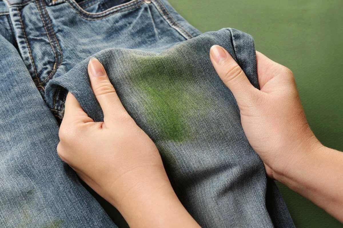 Groene vlek op jeans