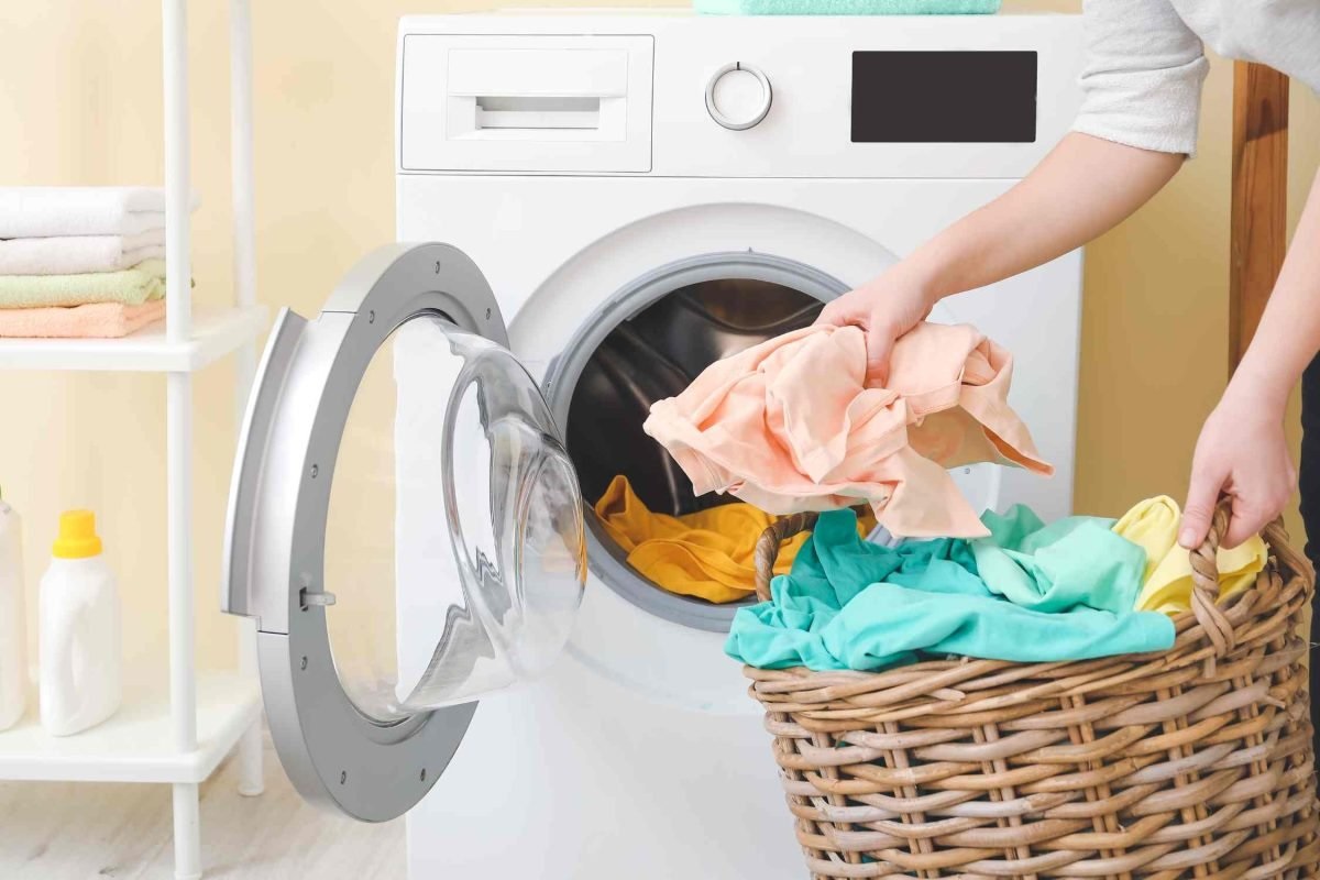 gooien het wasgoed in de wasmachine