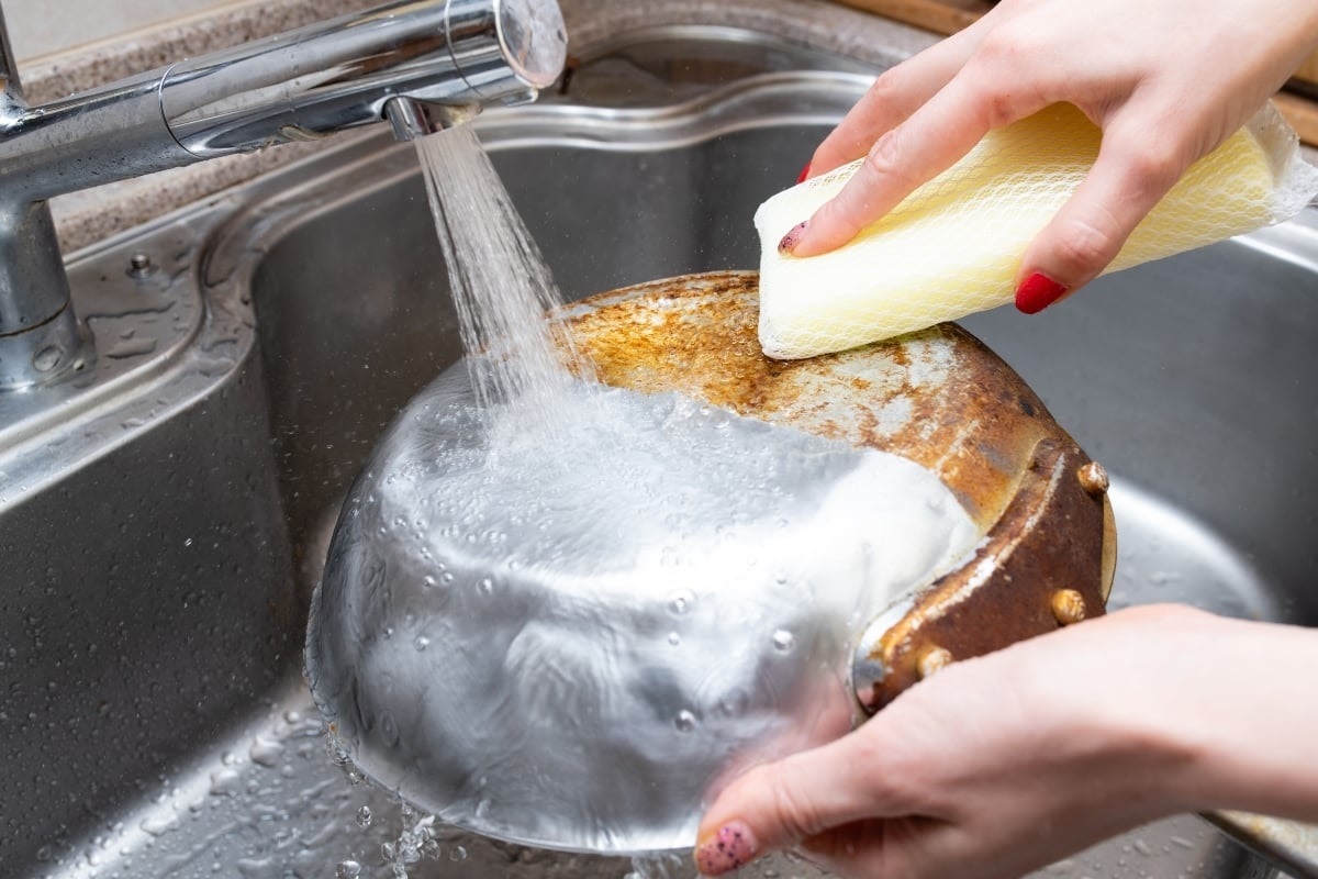 De pan glanst na het schoonmaken met aardappelschillen