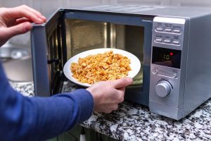 zetten eten in de magnetron om op te warmen