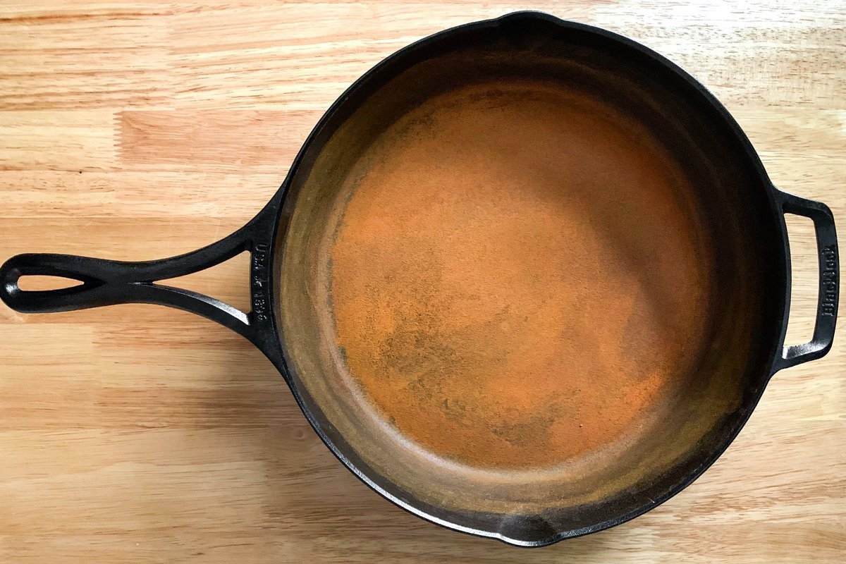 Een roestige koekenpan kan worden schoongemaakt met aardappelschillen