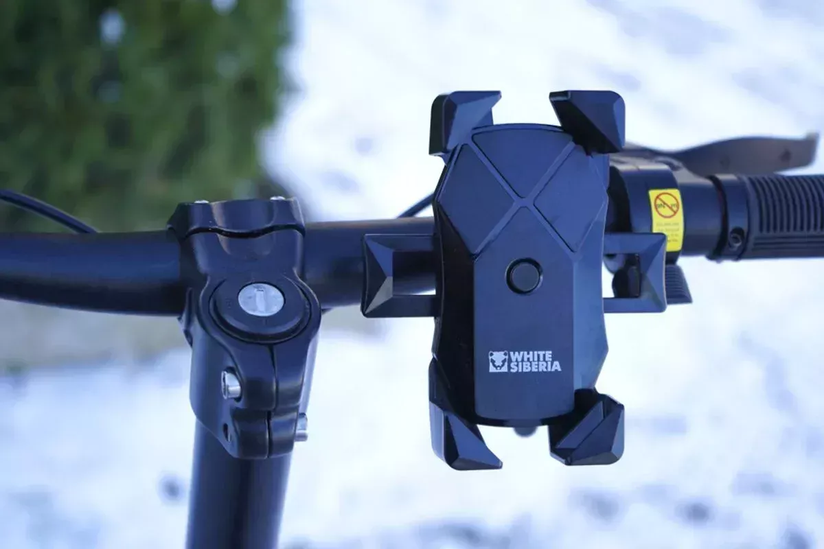 Moderne universele telefoonhouders passen op sturen met een diameter van 13 mm tot 30,8 mm en zijn compatibel met de meeste smartphones.