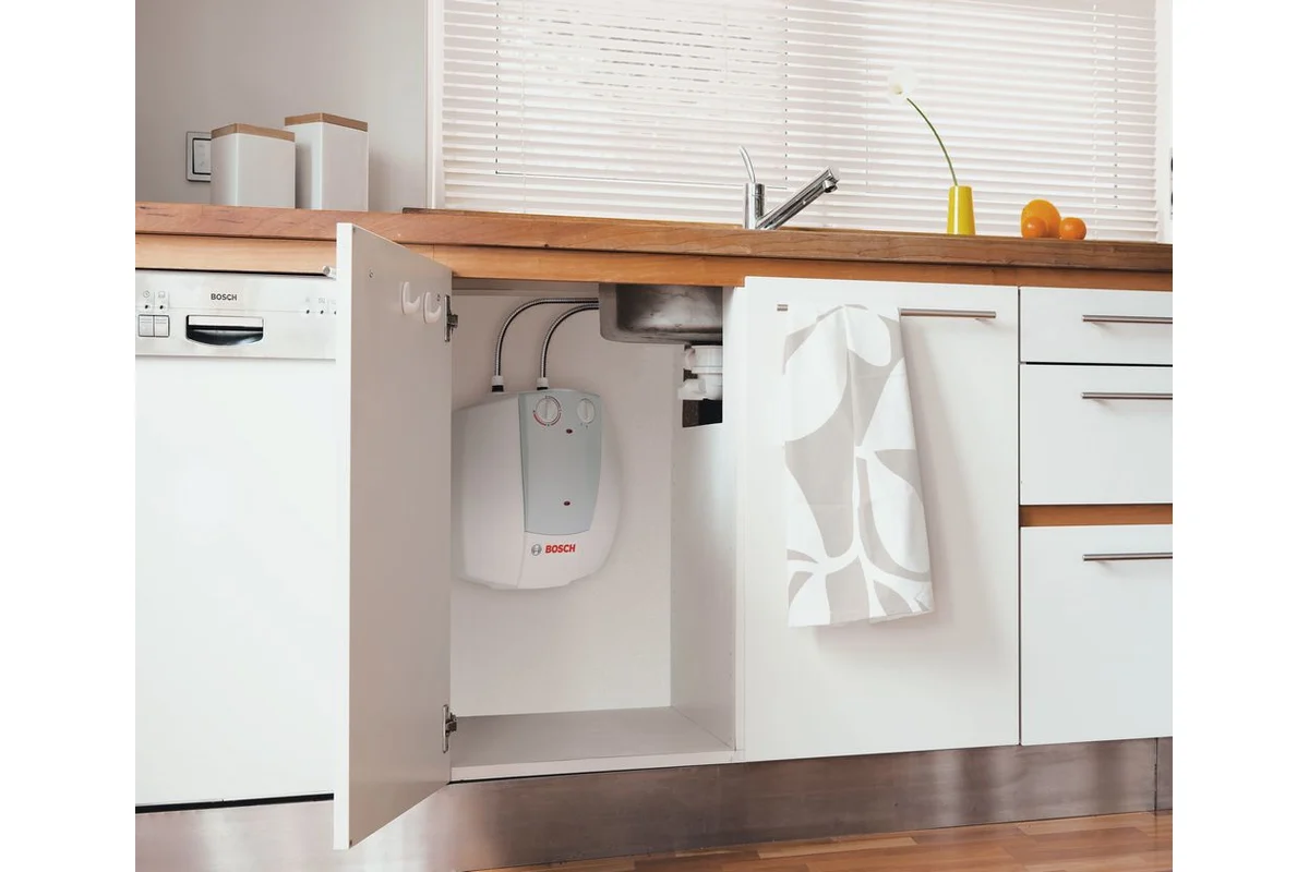 De kleine keukenboiler onder je aanrecht, vaak een 10-15 liter model van Inventum of AEG