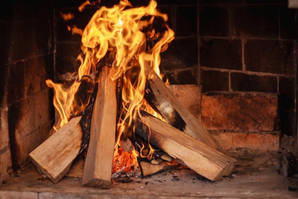 Het hout brandt in de kachel en het huis is warm