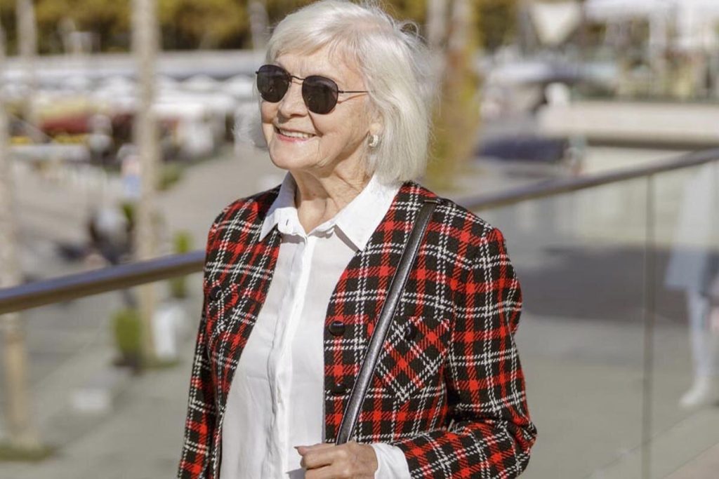 een oudere vrouw is gelukkig