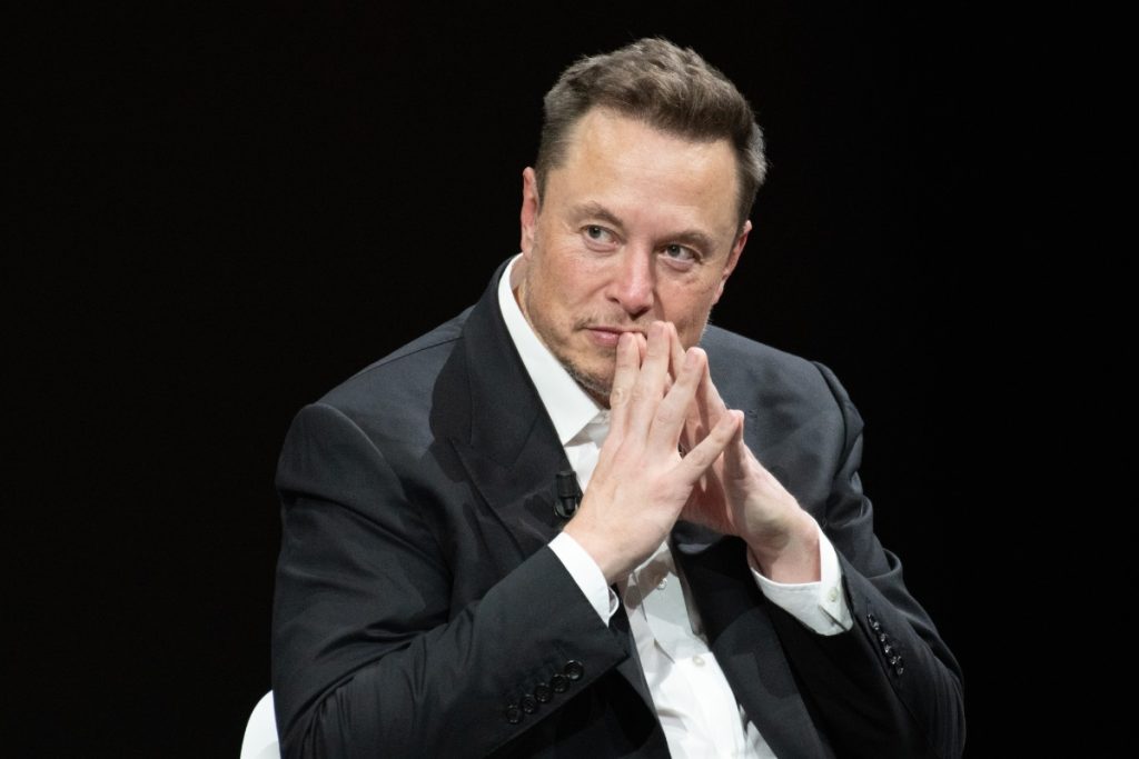 Elon Musk zegt dat AI en robots binnenkort menselijke arbeid zullen vervangen