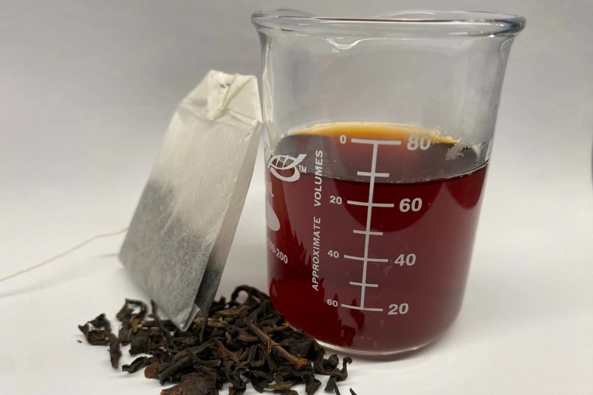 bereide thee voor het bemesten van orchideeën