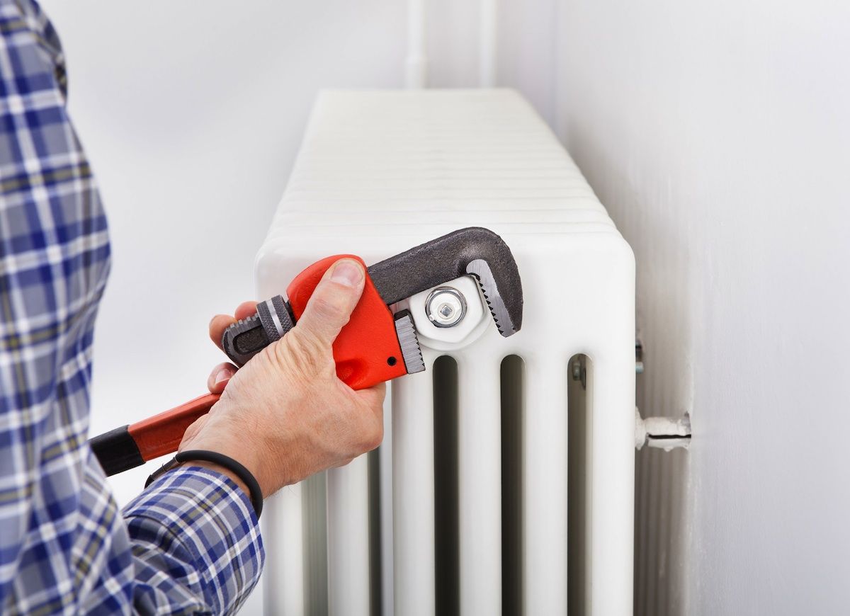 Elk jaar radiatoren doorspoelen is een goede manier om te besparen op verwarmingskosten.