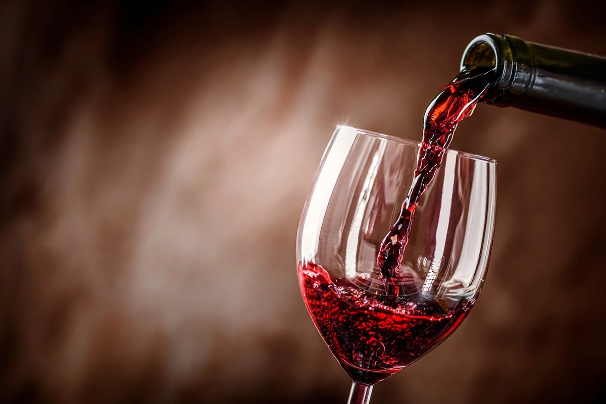 rode wijn wordt in een glas geschonken