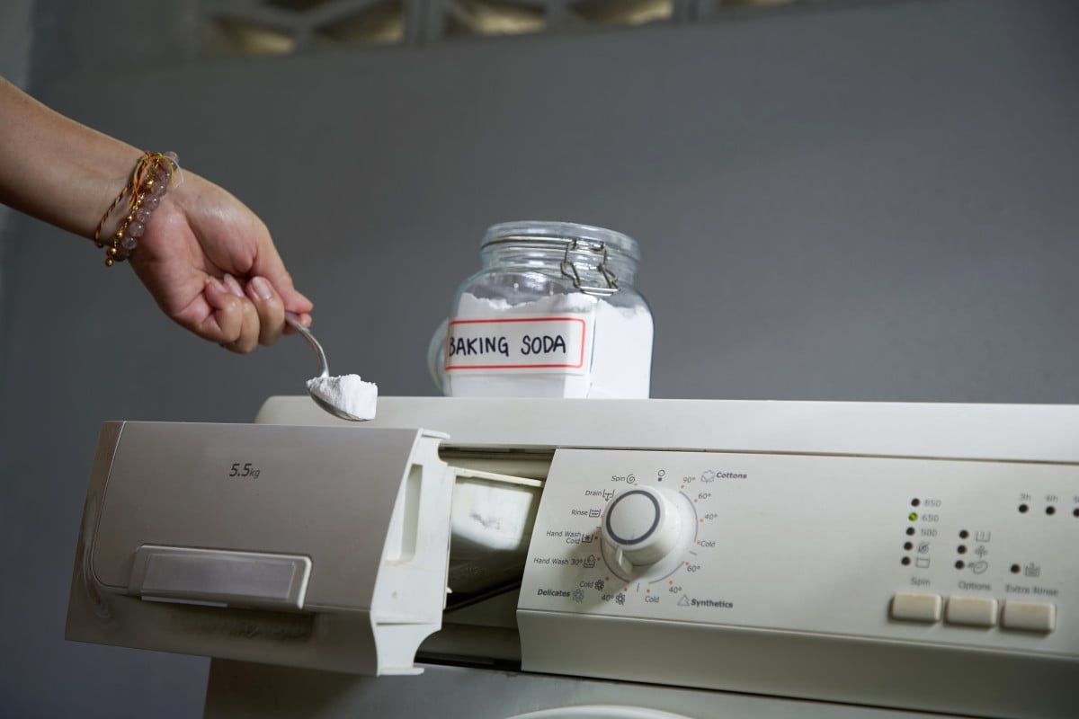 voeg soda toe aan het wasmiddelvakje van de wasmachine