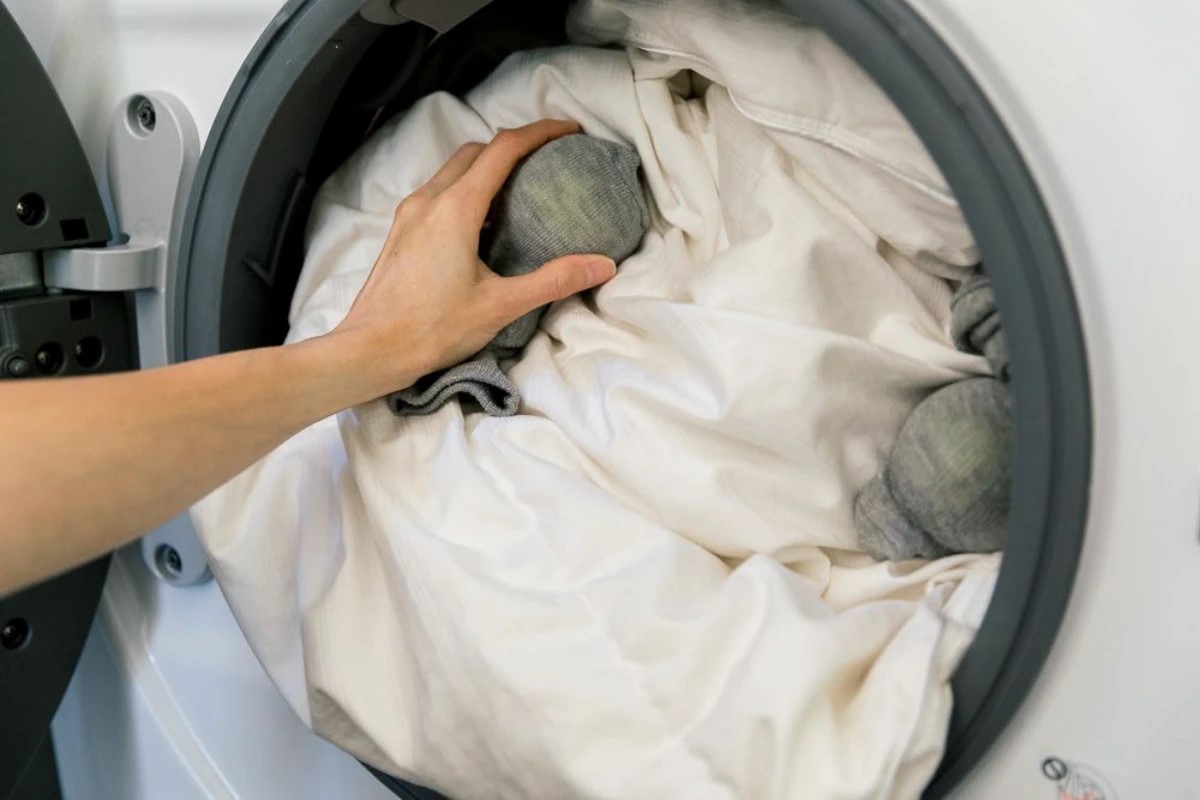 Om kussens te wassen, doe je een paar tennisballen in de wasmachine