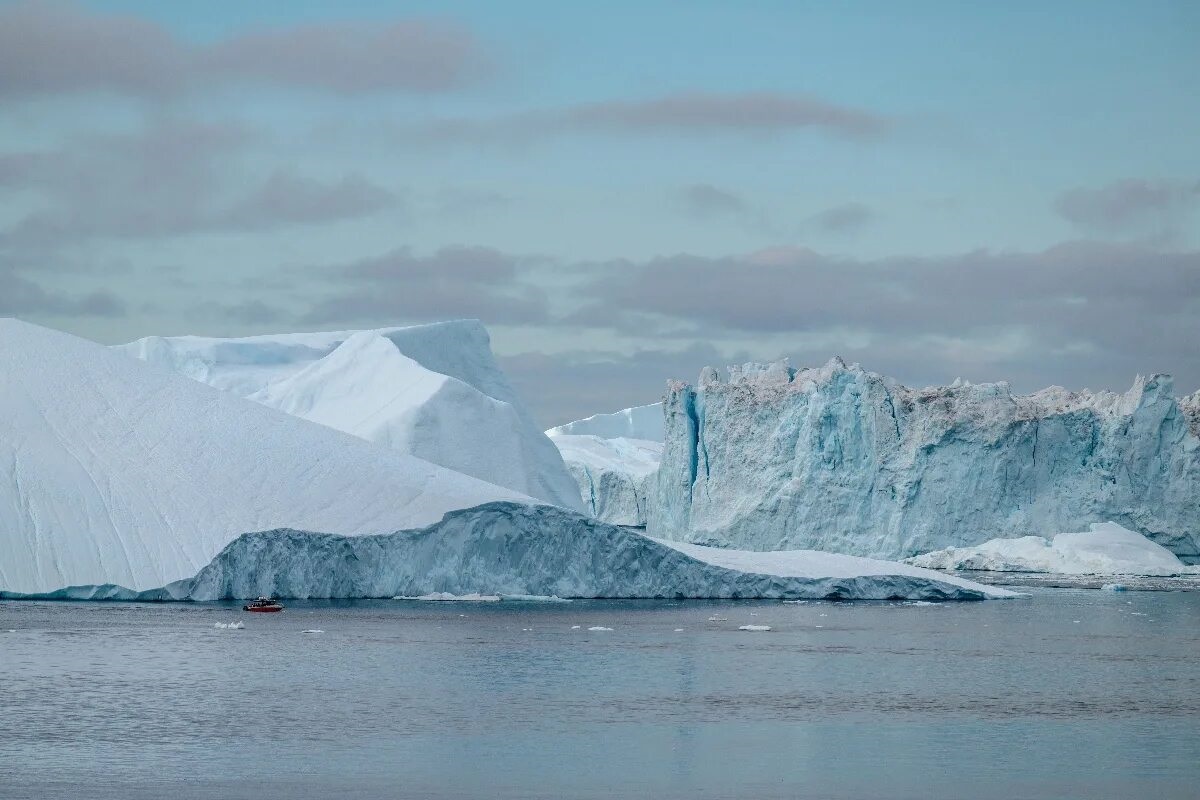 een deel van de ijskap ligt op een rotsachtige ondergrond in Antarctica