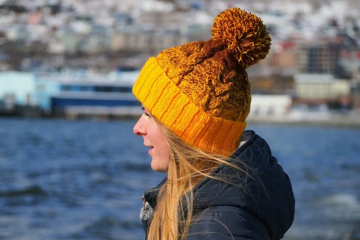 pompon op de muts van het meisje