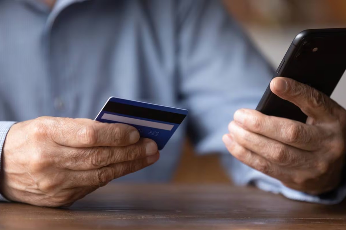 een oudere man belt de zwendelaars terug