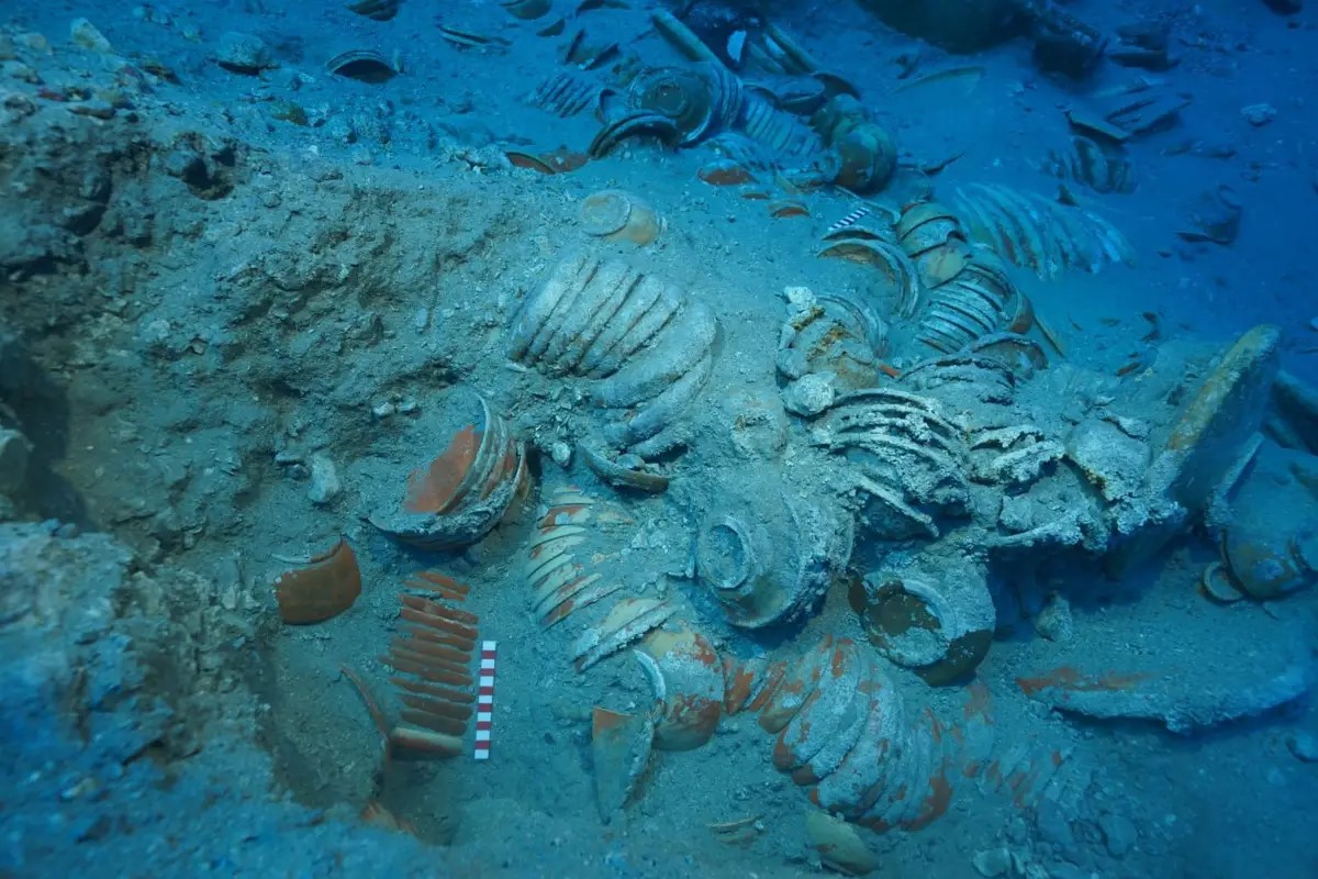 keramische kopjes en kommen onder water