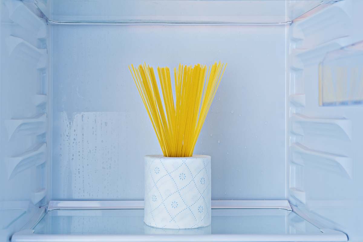 Toiletpapier is gemaakt van absorberend materiaal, vaak cellulose, dat vocht en geuren heel goed opneemt.