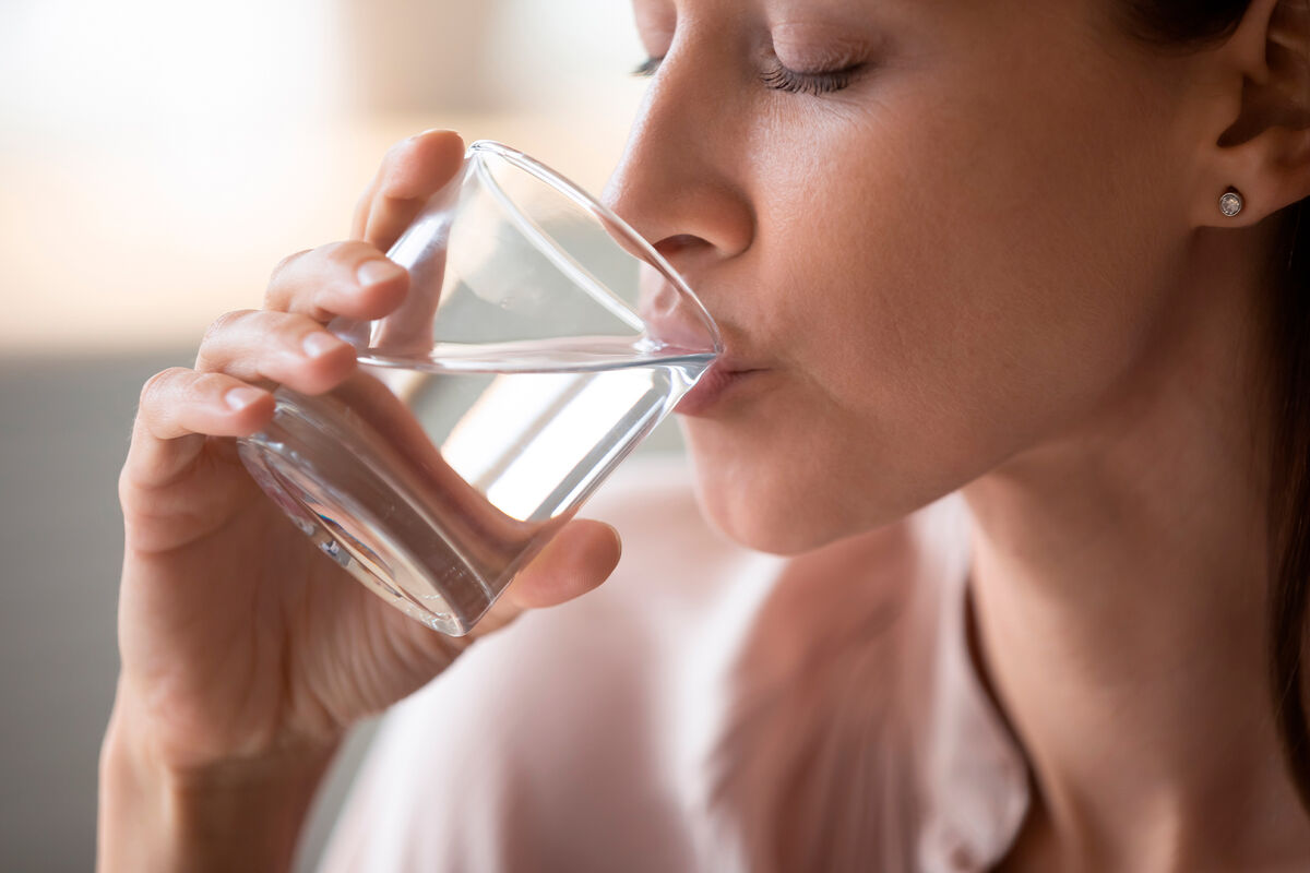 Een theelepel gemalen kaneel of een kaneelstokje overgoten met warm water is voldoende.