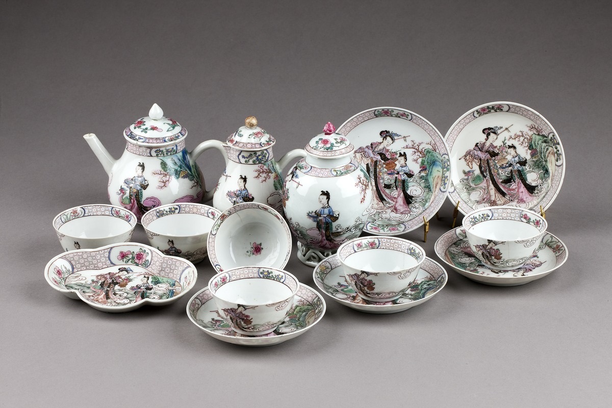 Chinese porselein wordt gewaardeerd in een winkel voor tweedehands spullen