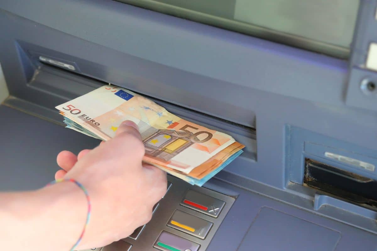 je staat bij een geldautomaat om groot geld om te wisselen in kleinere biljetten, en plotseling vind je een briefje dat alles verandert.