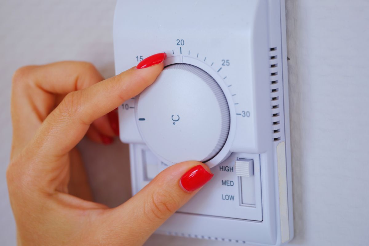 Winter, wanneer het huis kouder is, zet het wieltje lager (bijv. op 2-3) om overkoeling te voorkomen.