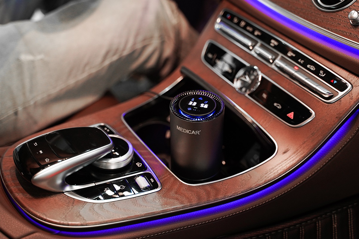 De luchtbevochtiger is aangesloten op de USB-poort in de auto