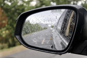 achteruitkijkspiegels met regendruppels