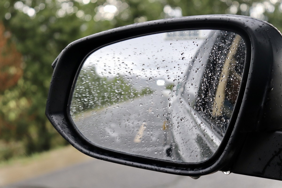 achteruitkijkspiegels met regendruppels