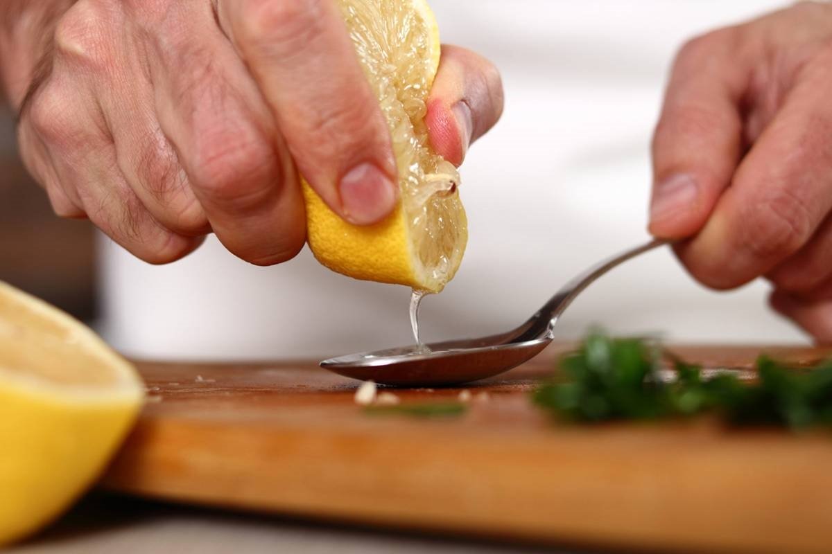 voeg citroensap toe aan het koken van eieren