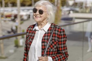 een oudere vrouw is gelukkig