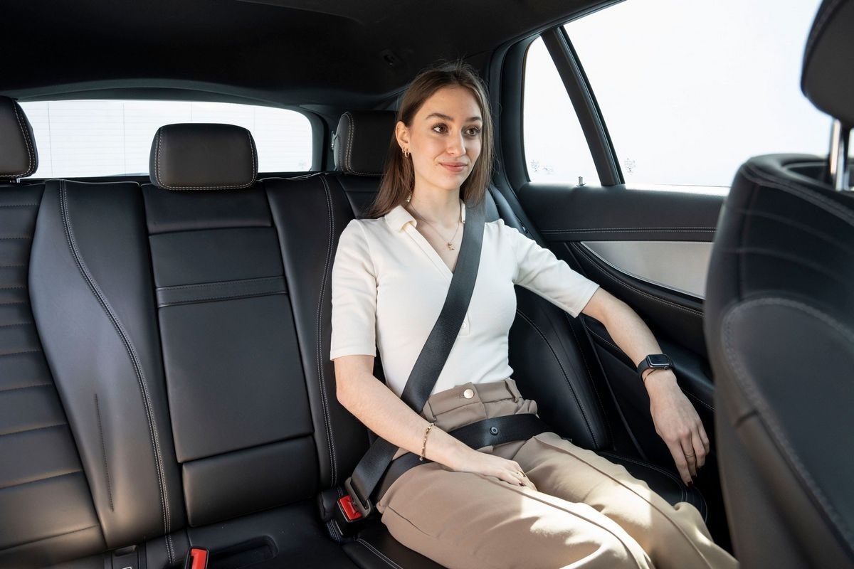 meisje vastgegespt met veiligheidsgordels