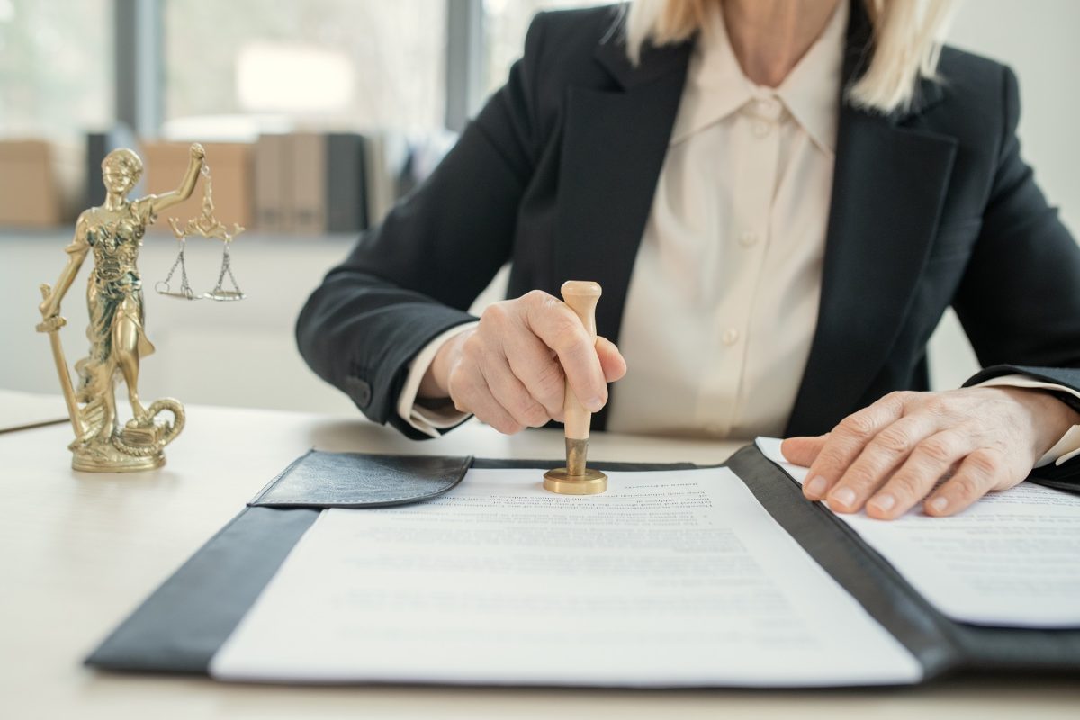 Een bankoverschrijving als schenking moet je aangeven bij de Belastingdienst.