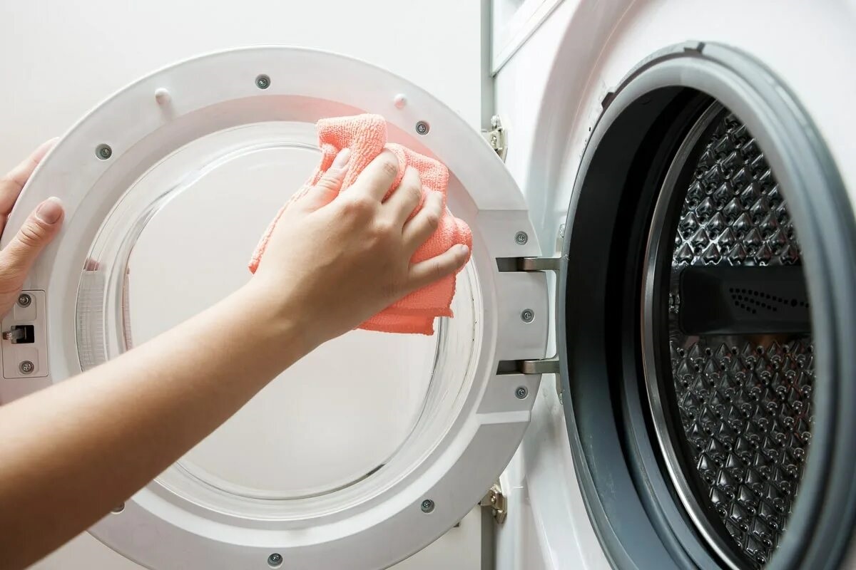 de deur van de wasmachine schoonmaken