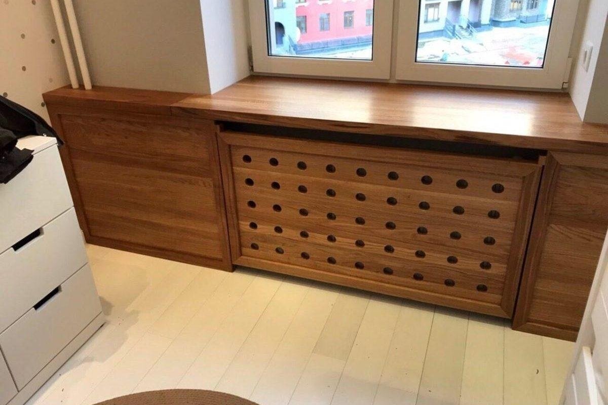 De plank boven de radiator heeft een decoratieve functie en verdeelt de warmte