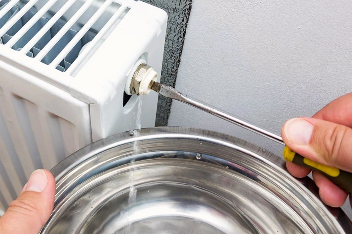 laten lucht uit de radiator ontsnappen