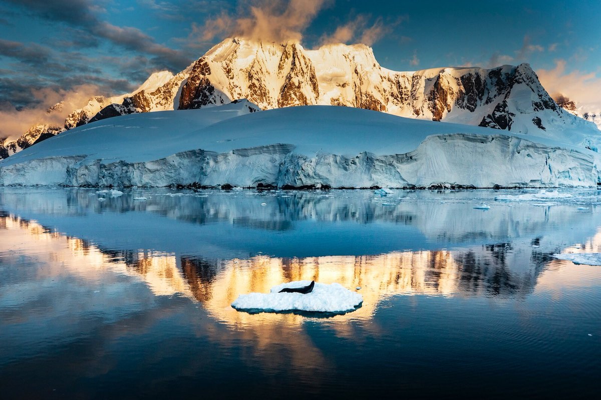 De zon verlicht de berg in Antarctica