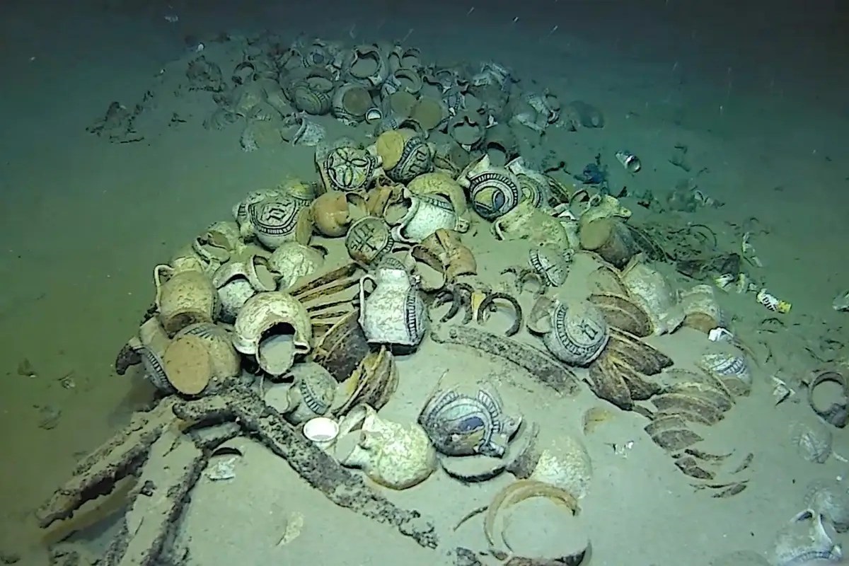 keramisch servies op de bodem van de zee