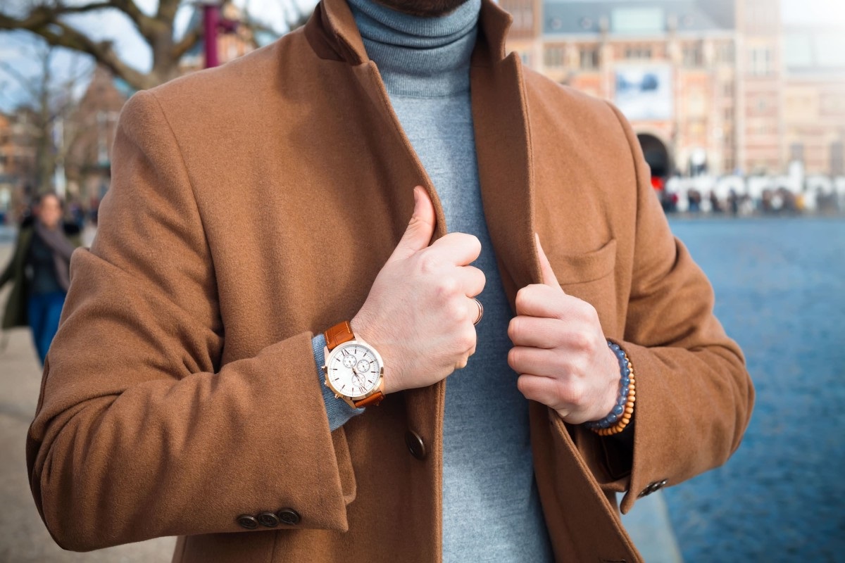 wollen jas die een man draagt