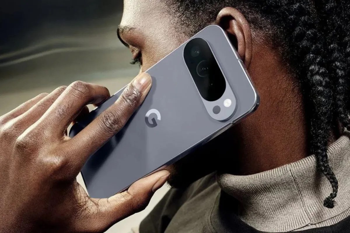 девочка разговаривает по телефону на Android