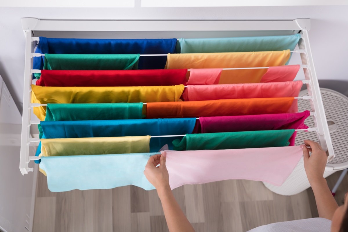 de Japanse methode om wasgoed te drogen door een regenboog op te hangen