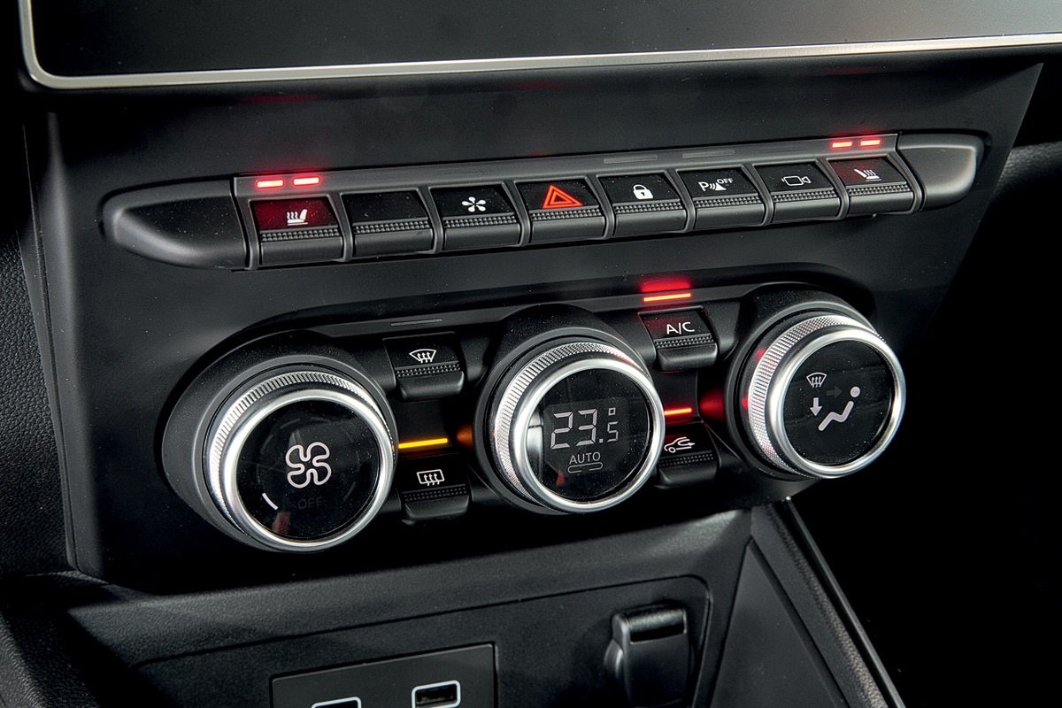 Een van de slechte gewoontes is om de verwarming aan te zetten voordat je de auto start