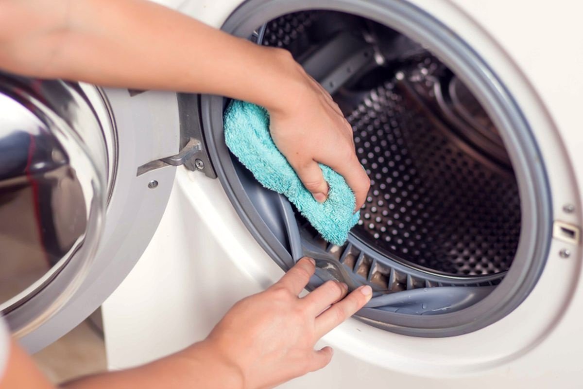 wrijven de afdichtingen in de wasmachine schoon