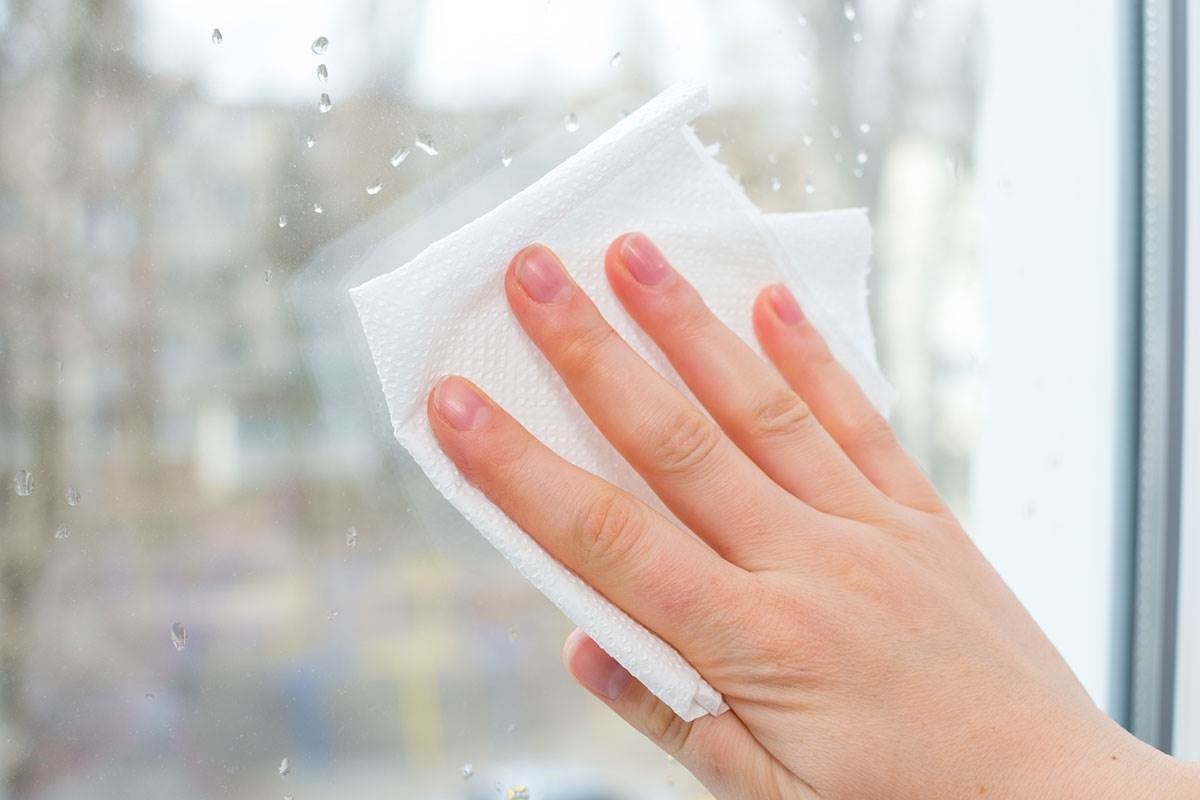 veeg het raam en de vensterbank af met een doekje
