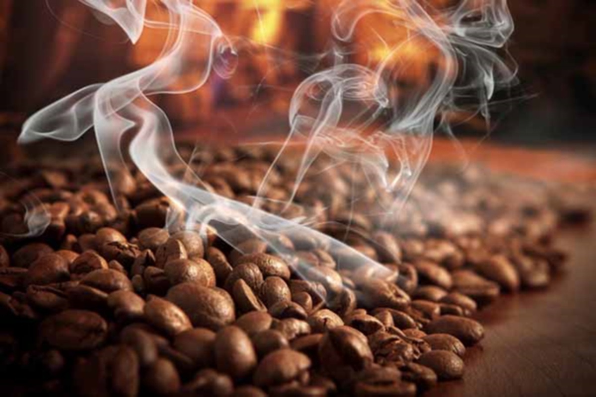 Verwarmde koffiebonen verwijderen de onaangename visgeur