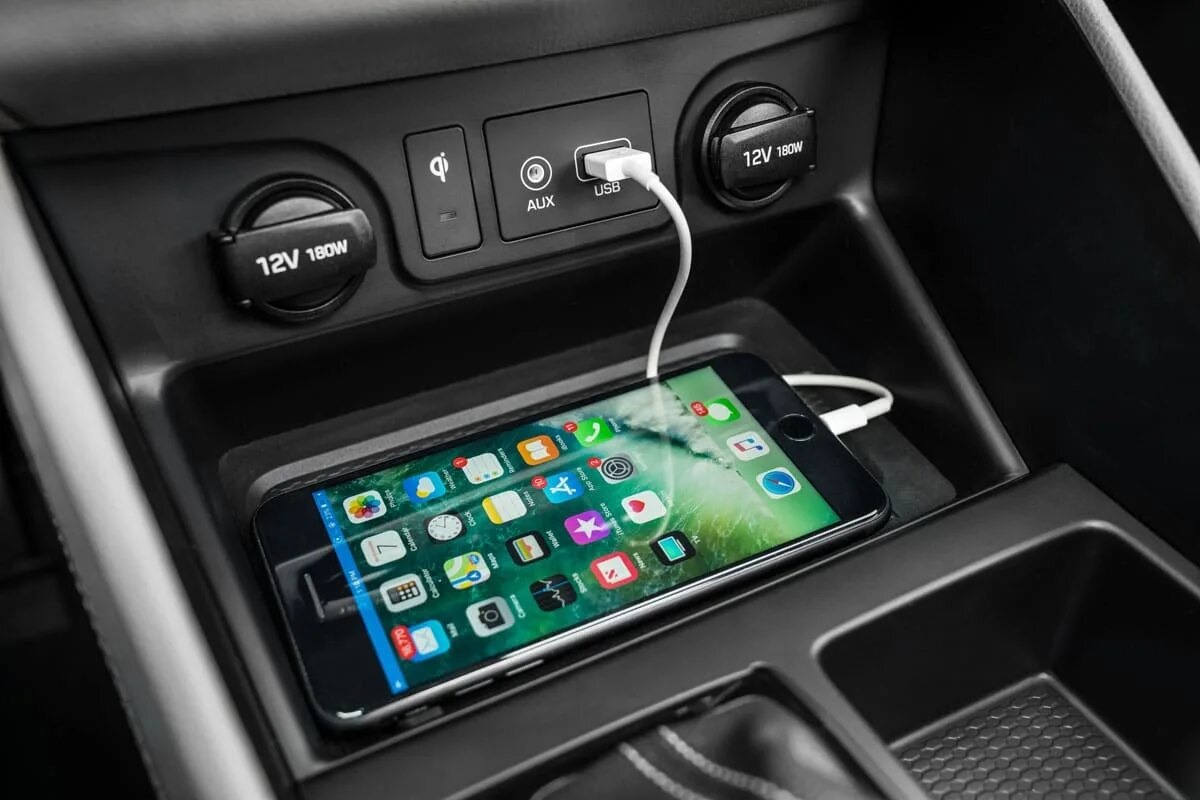 telefoon aangesloten op de USB-poort in de auto