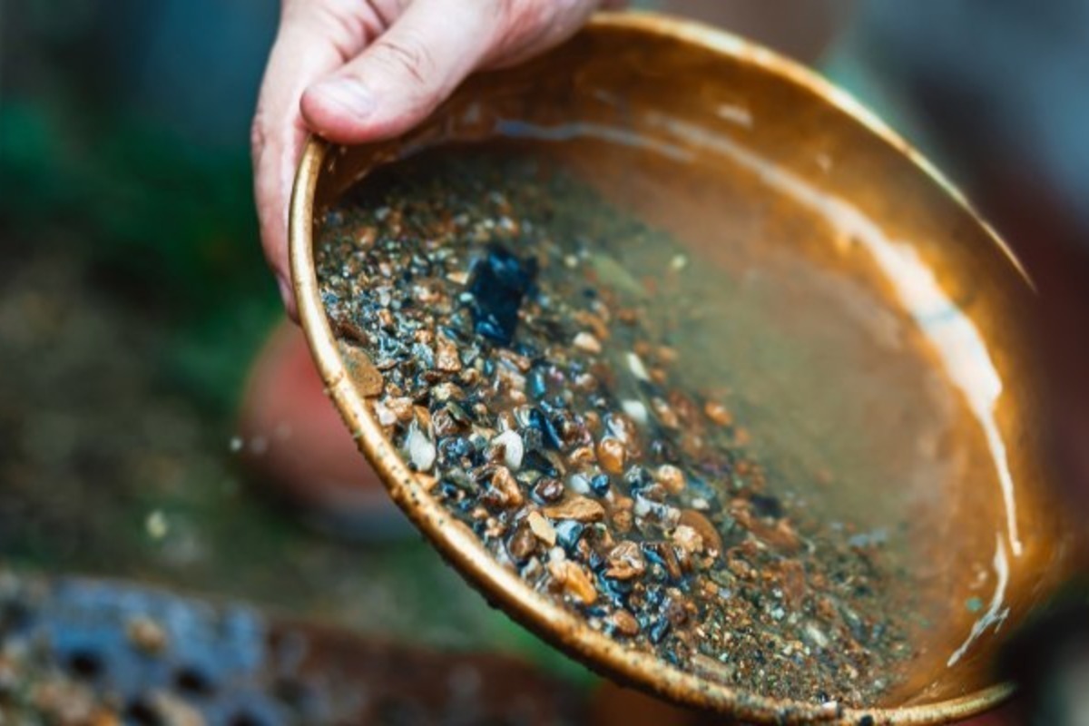 Het draait allemaal om Pakistan en de machtige Indus-rivier, waar recent goudafzettingen zijn ontdekt met een geschatte waarde van bijna 10 miljard dollar.